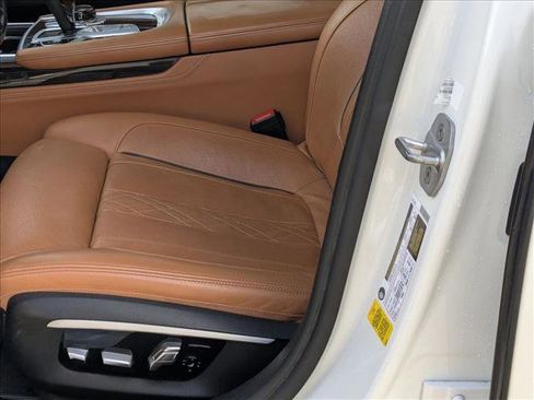 Used 2016 BMW 750i image 12