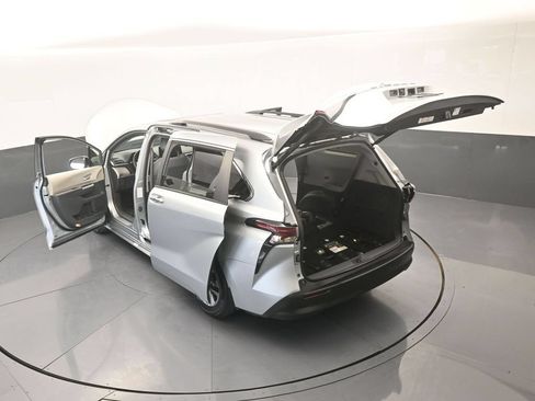 Used 2024 Toyota Sienna XLE FWD image 68