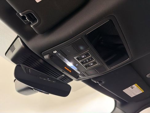 Used 2024 Land Rover Discovery Dynamic SE image 18