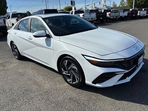 Used 2025 Hyundai Elantra SEL FWD image 7