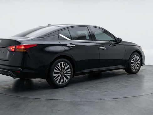 Used 2025 Nissan Altima 2.5 SV image 9