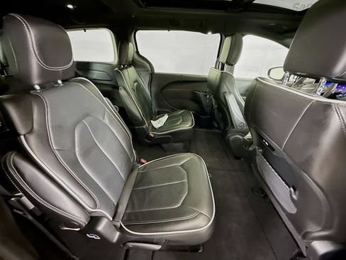 Used 2025 Chrysler Pacifica Limited FWD image 28
