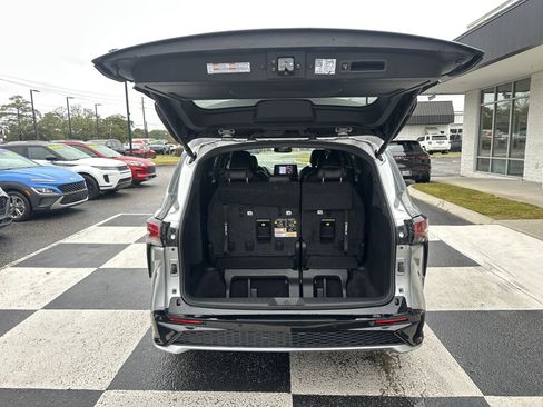 Used 2023 Toyota Sienna XSE image 5