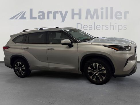 Used 2021 Toyota Highlander XLE FWD image 6