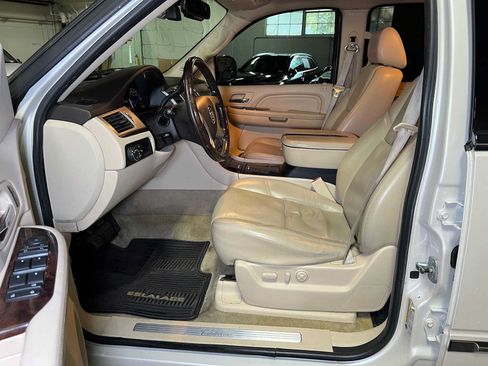 Used 2007 Cadillac Escalade AWD w/ Information Package image 24