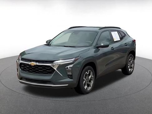 Used 2025 Chevrolet Trax LT FWD image 7