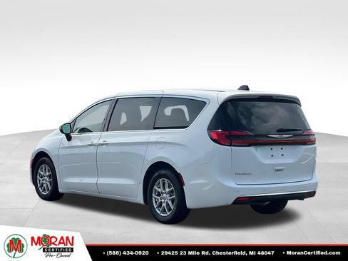 Used 2023 Chrysler Pacifica Touring-L FWD image 4