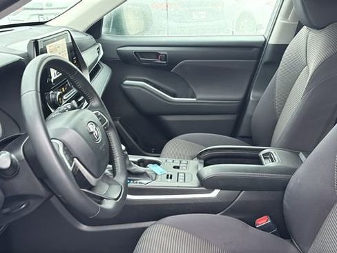 Used 2025 Toyota Highlander LE image 27