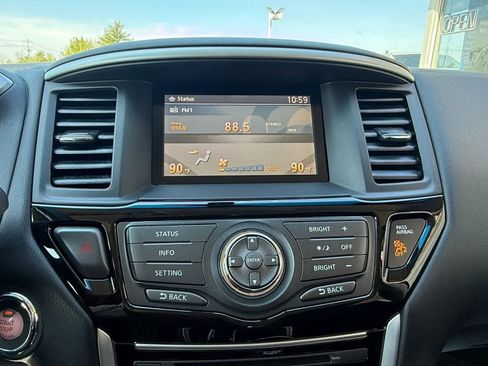 Used 2014 Nissan Pathfinder SV image 20