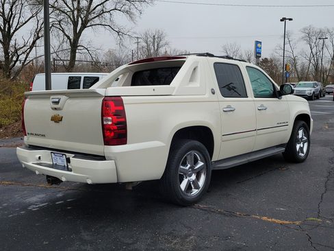 Used 2013 Chevrolet Avalanche LTZ image 4