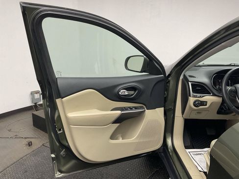 Used 2019 Jeep Cherokee Latitude w/ Cold Weather Group AWD/4WD image 9