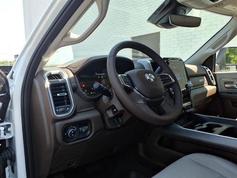 Used 2025 RAM 2500 Laramie AWD/4WD image 5