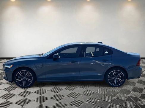 Used 2022 Volvo S60 T8 R-Design image 6