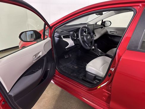 Used 2020 Toyota Corolla LE FWD image 2