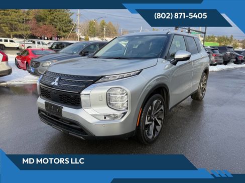 Used 2024 Mitsubishi Outlander SE image 1