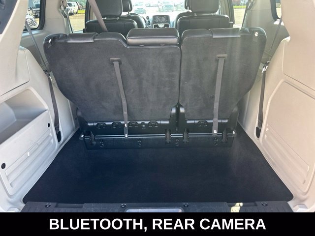 Used 2015 Chrysler Town & Country Touring FWD image 3