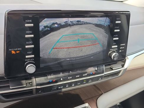Used 2023 Toyota Sienna XLE FWD image 28