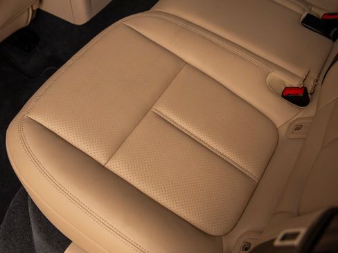 Certified 2024 Porsche Macan AWD/4WD image 34