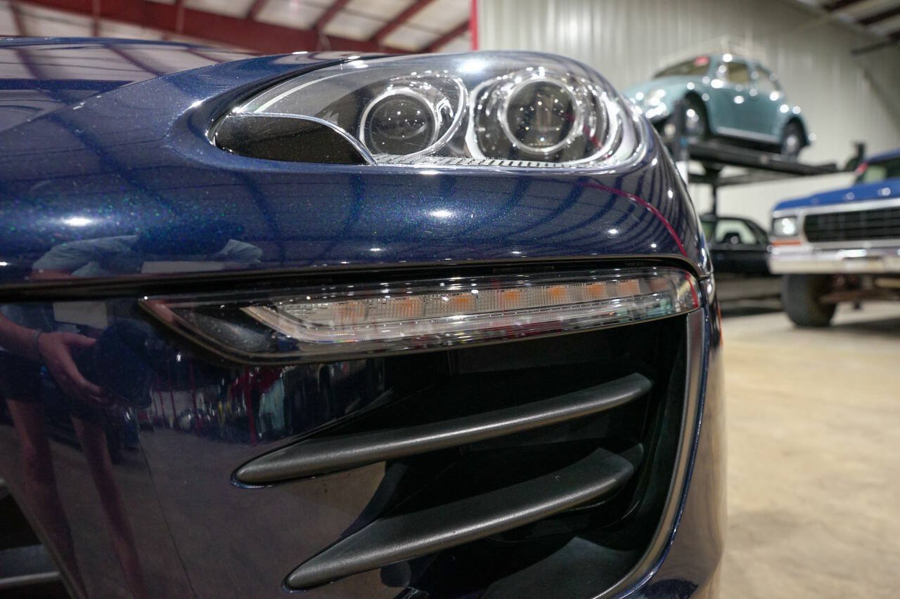Used 2018 Porsche Macan AWD/4WD image 36