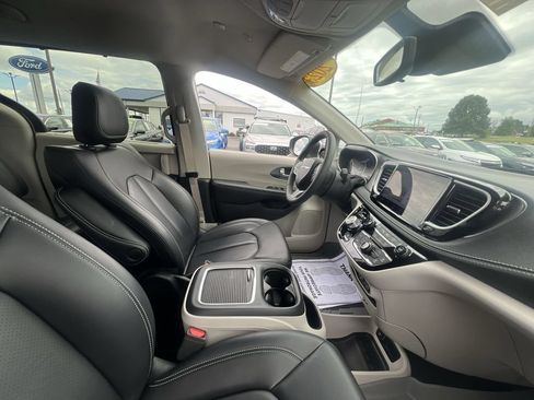 Used 2023 Chrysler Pacifica Touring-L AWD/4WD image 15