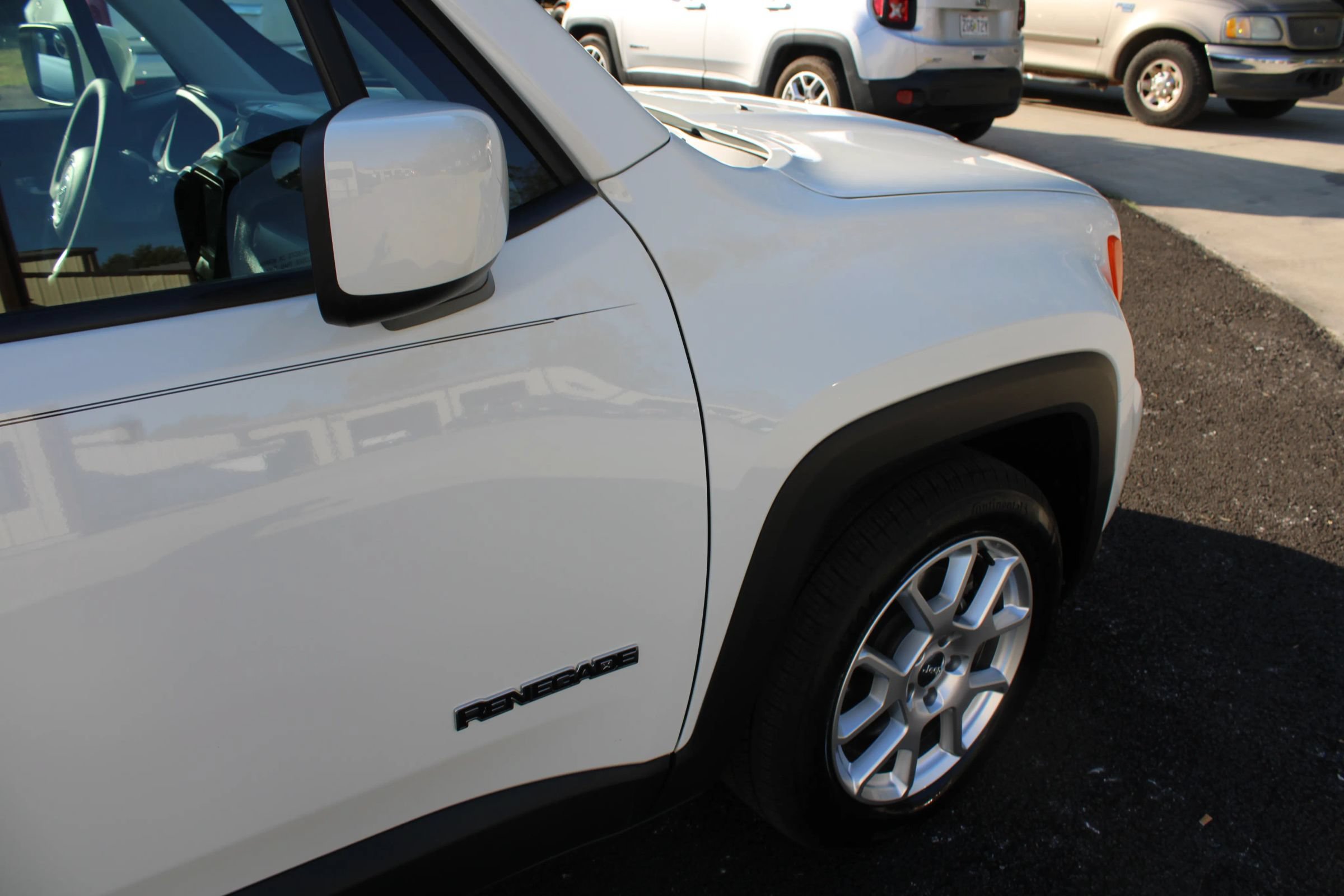 Used 2019 Jeep Renegade Latitude FWD image 10