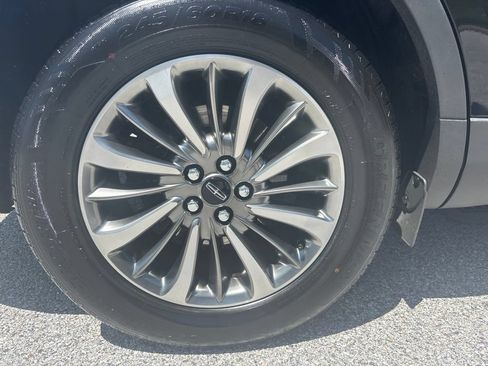 Used 2019 Lincoln Nautilus Select AWD/4WD image 3