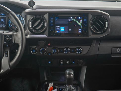 Used 2018 Toyota Tacoma TRD Off-Road AWD/4WD image 15