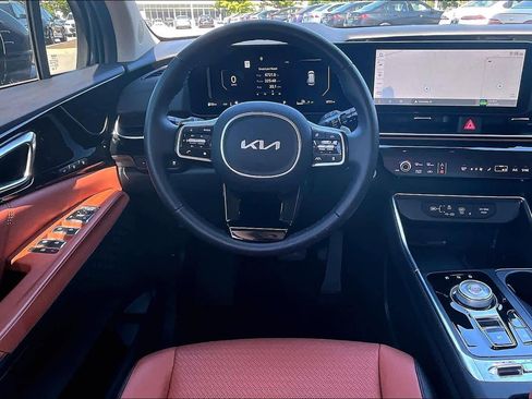 Used 2025 Kia Carnival SX Prestige FWD image 5