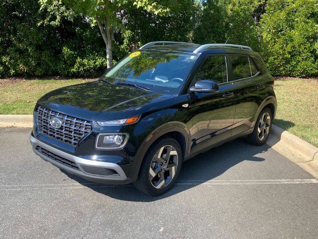 Used 2024 Hyundai Venue SEL FWD image 3