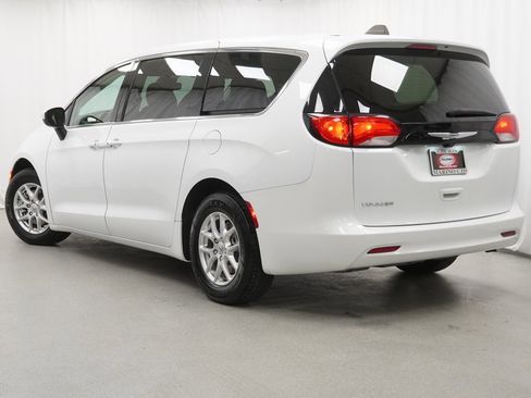 Used 2023 Chrysler Voyager LX image 13