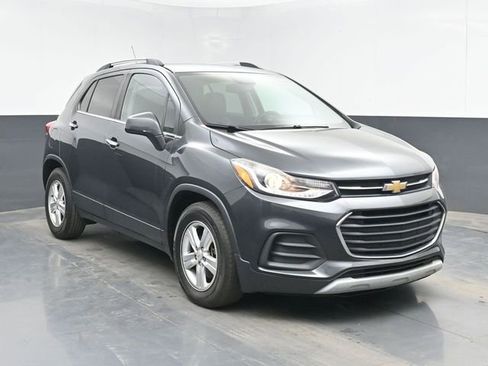 Used 2017 Chevrolet Trax LT w/ LT Convenience Package FWD image 2