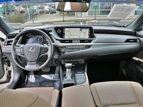 Used 2019 Lexus ES 300h w/ Accessory Package 2 image 20