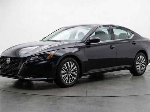 Used 2025 Nissan Altima 2.5 SV image 3