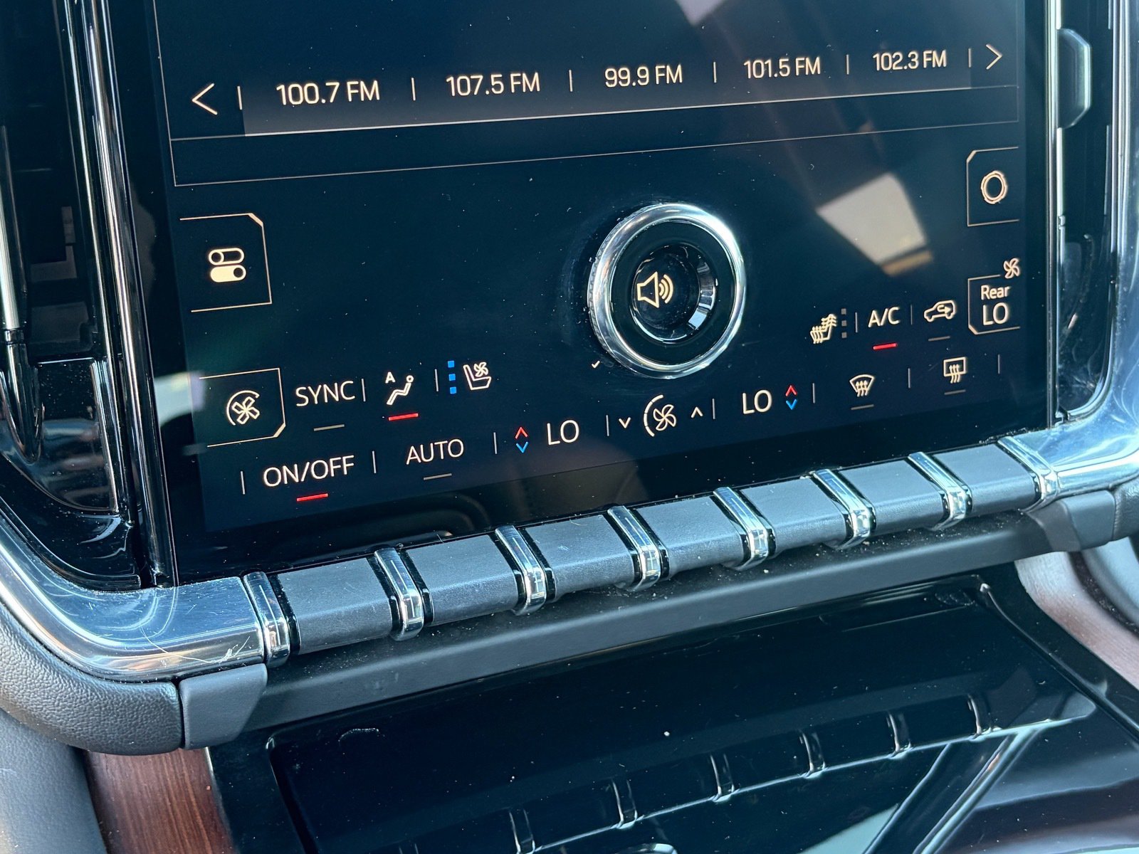 Used 2025 GMC Yukon Denali RWD image 24