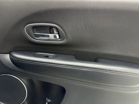 Used 2018 Honda HR-V EX image 40