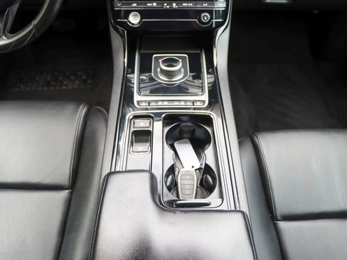 Used 2018 Jaguar XE Premium RWD image 26