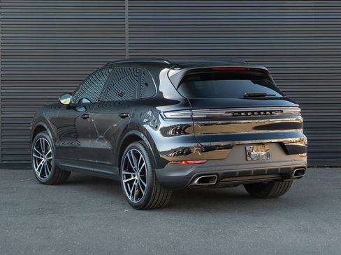 Certified 2024 Porsche Cayenne image 3
