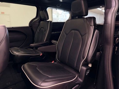 Used 2025 Chrysler Pacifica Limited FWD image 22