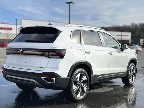 Used 2025 Volkswagen Taos SE w/ Panoramic Sunroof Package image 8