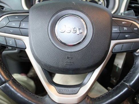 Used 2018 Jeep Cherokee Latitude w/ Cold Weather Group image 19