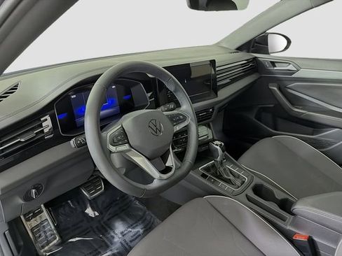 Used 2025 Volkswagen Jetta Sport image 9
