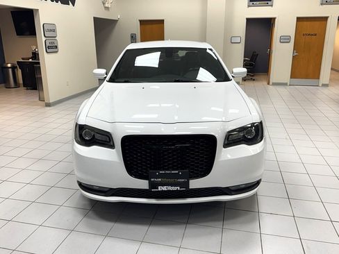 Used 2017 Chrysler 300 S image 5