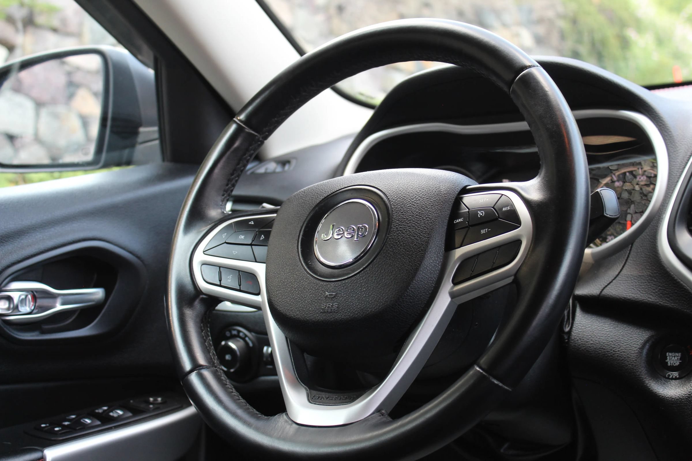 Used 2018 Jeep Cherokee Trailhawk AWD/4WD image 20