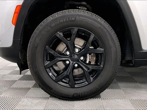 Used 2024 Jeep Grand Cherokee Altitude AWD/4WD image 10