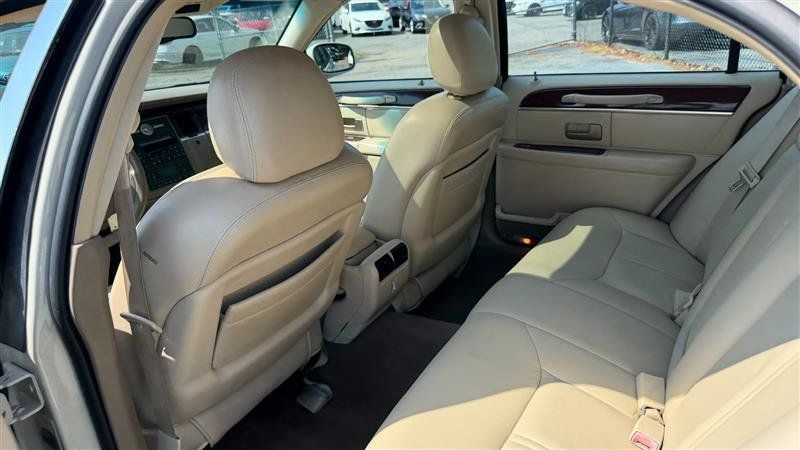 Used 2005 Lincoln Town Car Signature Limited RWD image 18