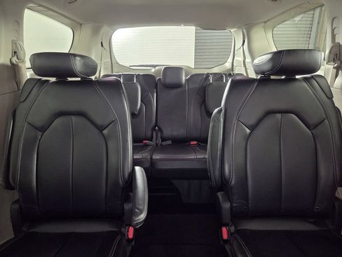 Used 2023 Chrysler Pacifica Touring-L FWD image 22