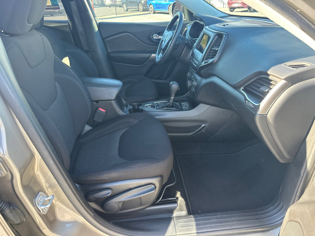 Used 2019 Jeep Cherokee Latitude w/ Popular Appearance Group FWD image 13