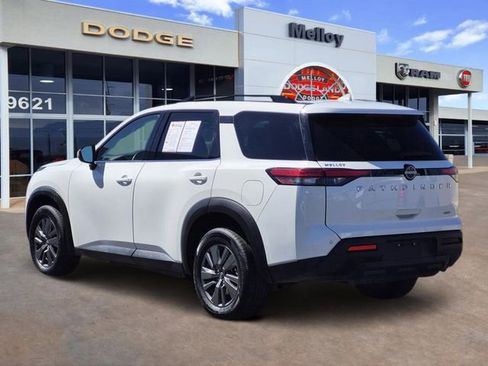 Used 2025 Nissan Pathfinder SV image 3