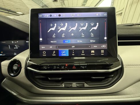 Used 2025 Jeep Compass Limited w/ Elite Group AWD/4WD image 29