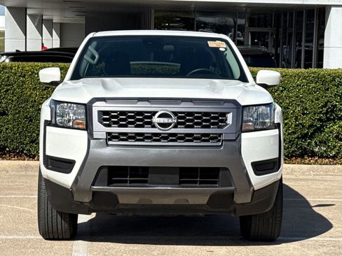 Used 2025 Nissan Frontier SV image 3